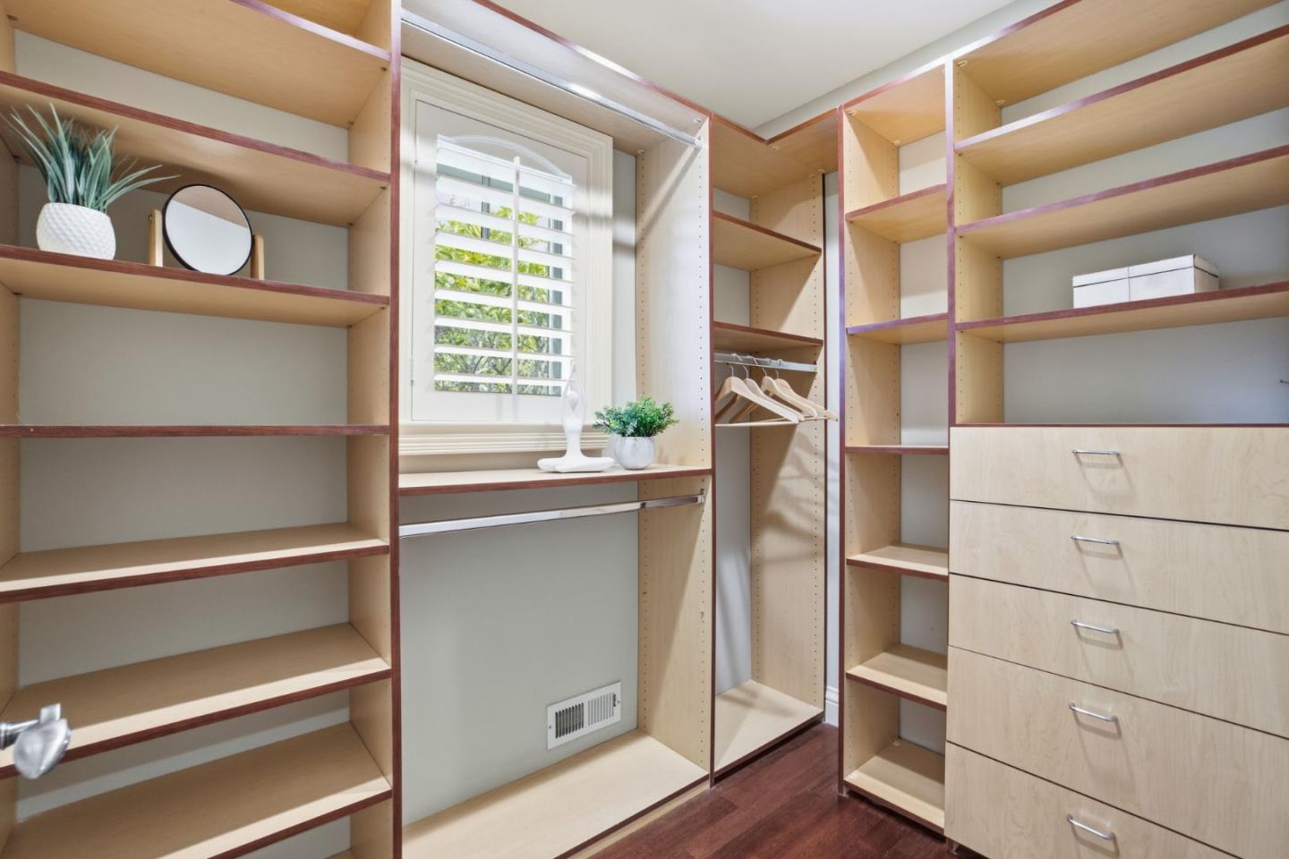 Detail Gallery Image 32 of 47 For 10 Alderlee Way, San Carlos,  CA 94070 - 5 Beds | 4/1 Baths