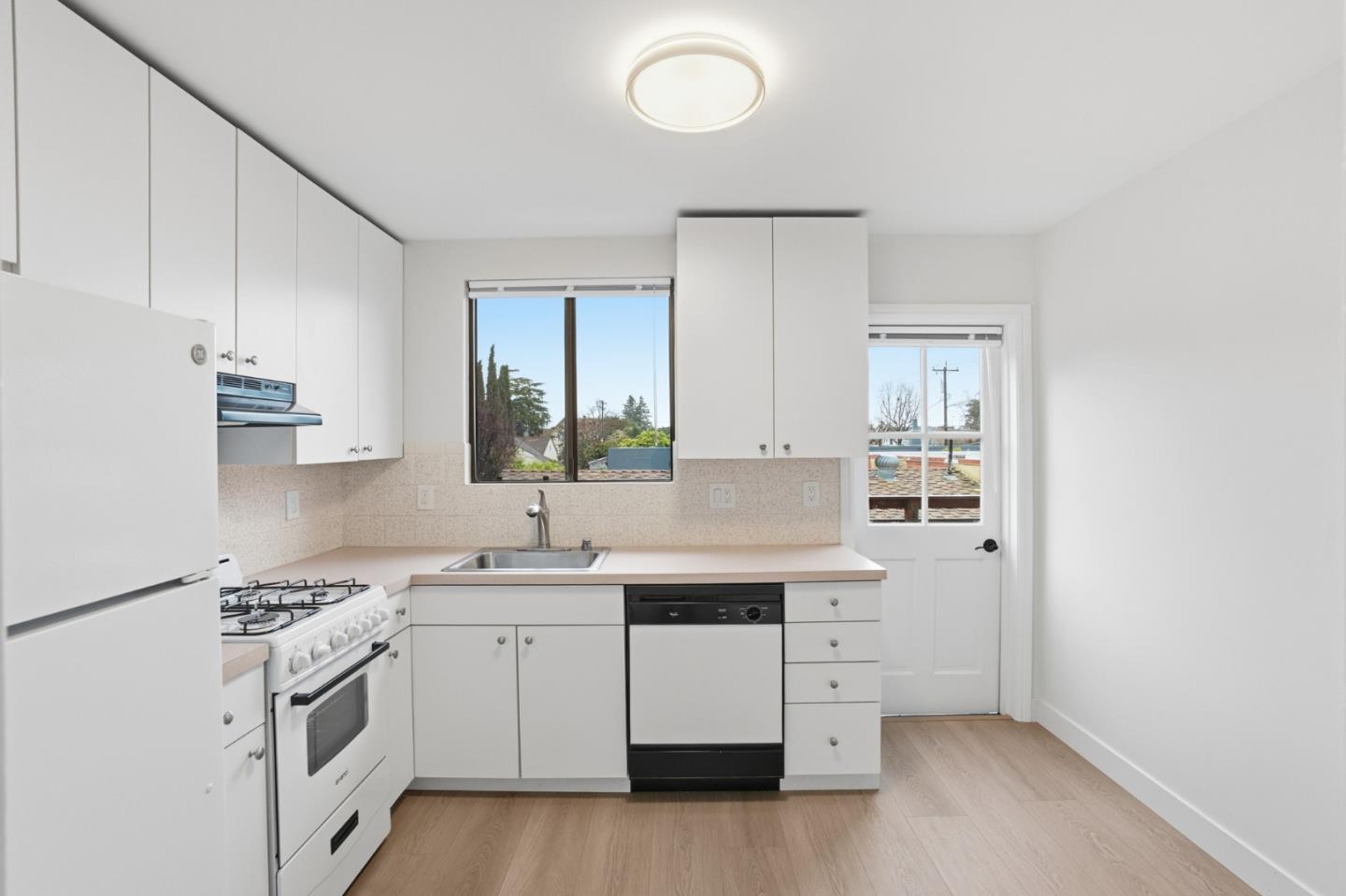 Detail Gallery Image 38 of 52 For 200 Anita Rd, Burlingame,  CA 94010 - – Beds | – Baths