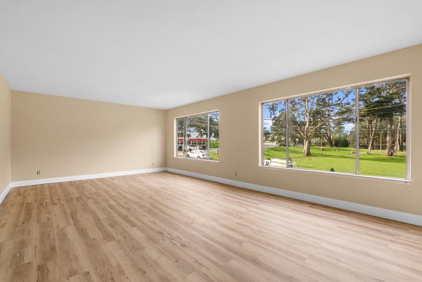 Detail Gallery Image 3 of 21 For 873 University St, San Francisco,  CA 94134 - 4 Beds | 2 Baths