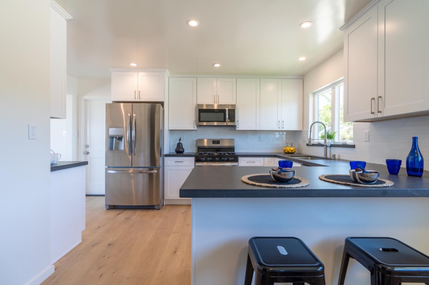 Detail Gallery Image 11 of 62 For 15 Buckland Ct, San Carlos,  CA 94070 - 3 Beds | 2/1 Baths