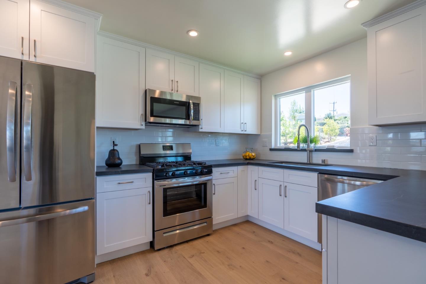Detail Gallery Image 15 of 62 For 15 Buckland Ct, San Carlos,  CA 94070 - 3 Beds | 2/1 Baths