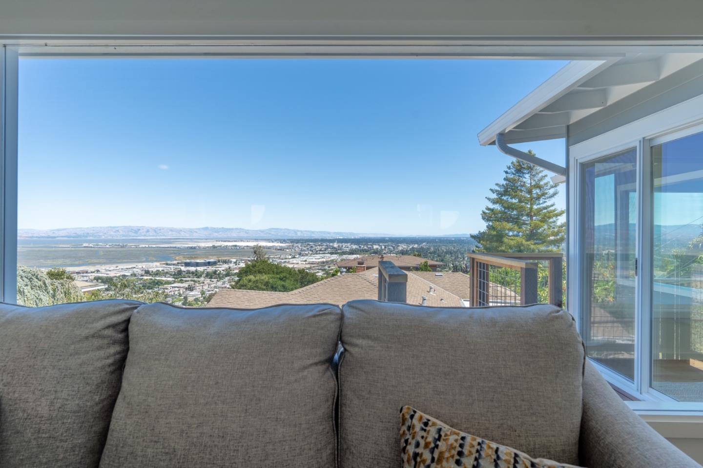 Detail Gallery Image 34 of 62 For 15 Buckland Ct, San Carlos,  CA 94070 - 3 Beds | 2/1 Baths