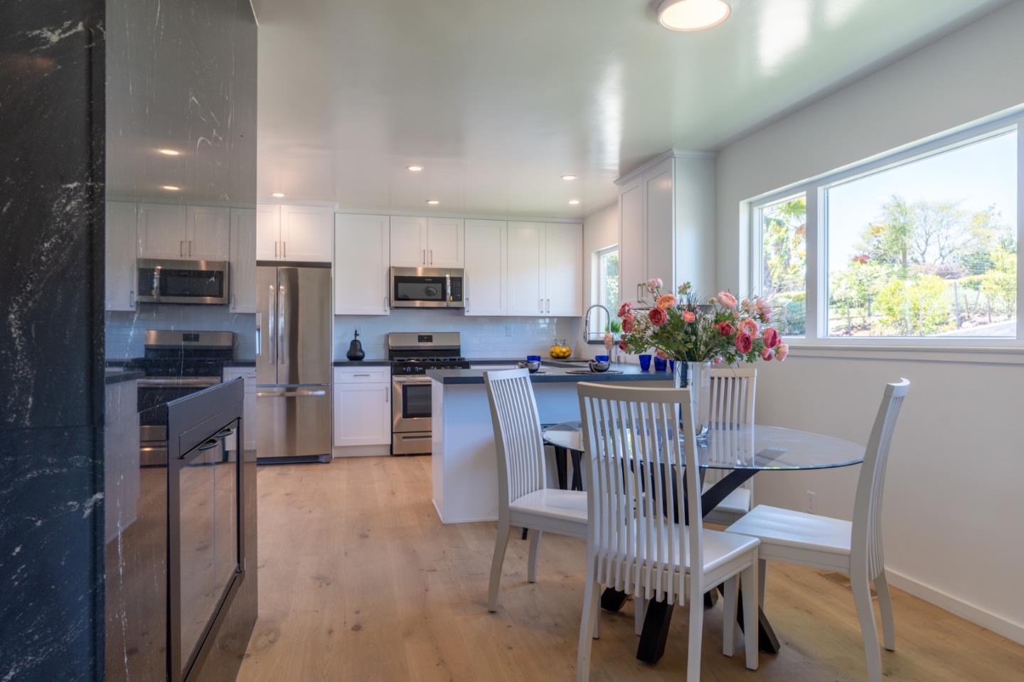 Detail Gallery Image 9 of 62 For 15 Buckland Ct, San Carlos,  CA 94070 - 3 Beds | 2/1 Baths