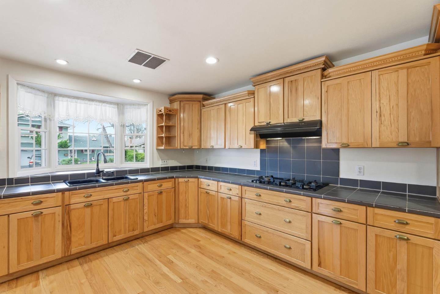 Detail Gallery Image 11 of 47 For 3060 Mark Ave, Santa Clara,  CA 95051 - 3 Beds | 2 Baths