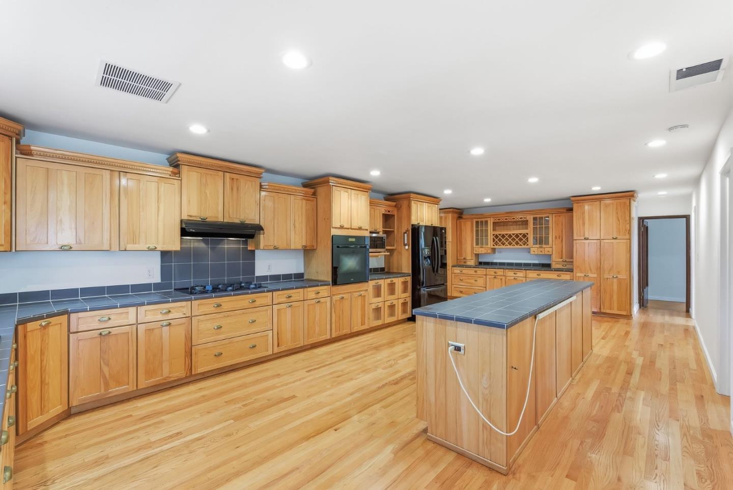 Detail Gallery Image 7 of 47 For 3060 Mark Ave, Santa Clara,  CA 95051 - 3 Beds | 2 Baths