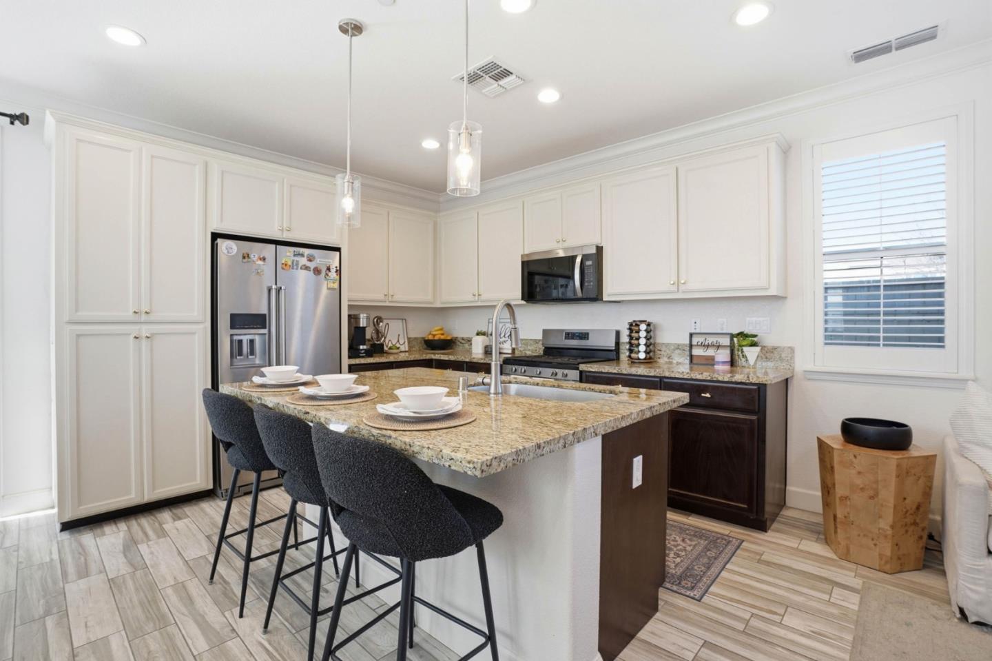 Detail Gallery Image 10 of 38 For 17642 Mystic Dr, Lathrop,  CA 95330 - 3 Beds | 3 Baths