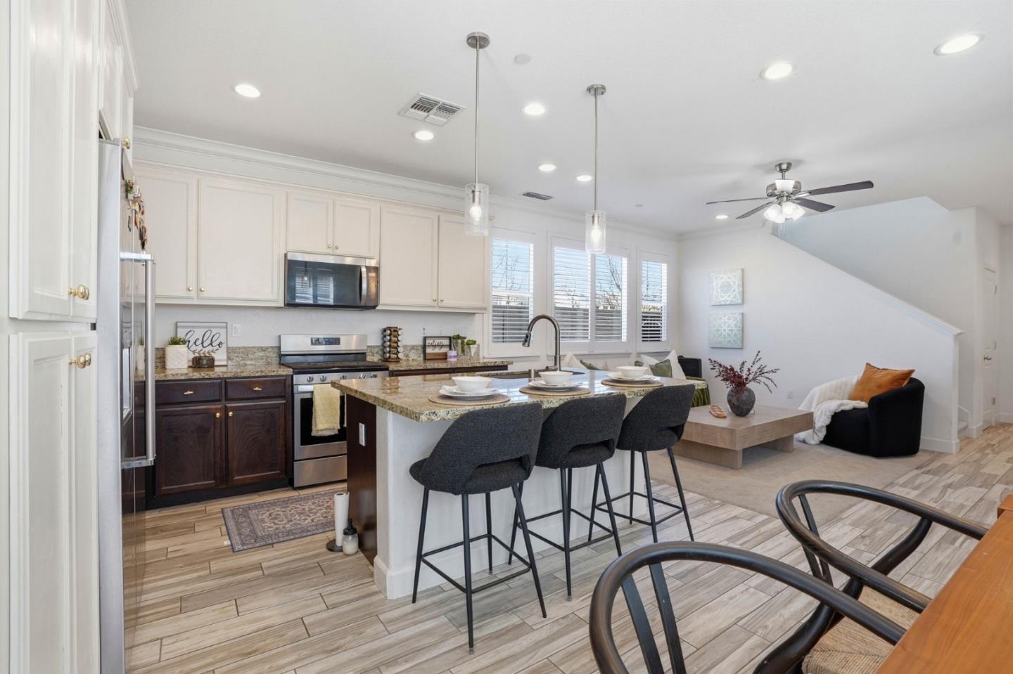 Detail Gallery Image 13 of 38 For 17642 Mystic Dr, Lathrop,  CA 95330 - 3 Beds | 3 Baths