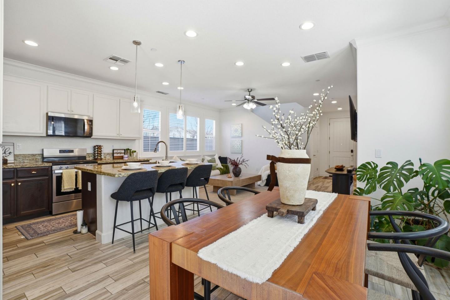 Detail Gallery Image 14 of 38 For 17642 Mystic Dr, Lathrop,  CA 95330 - 3 Beds | 3 Baths