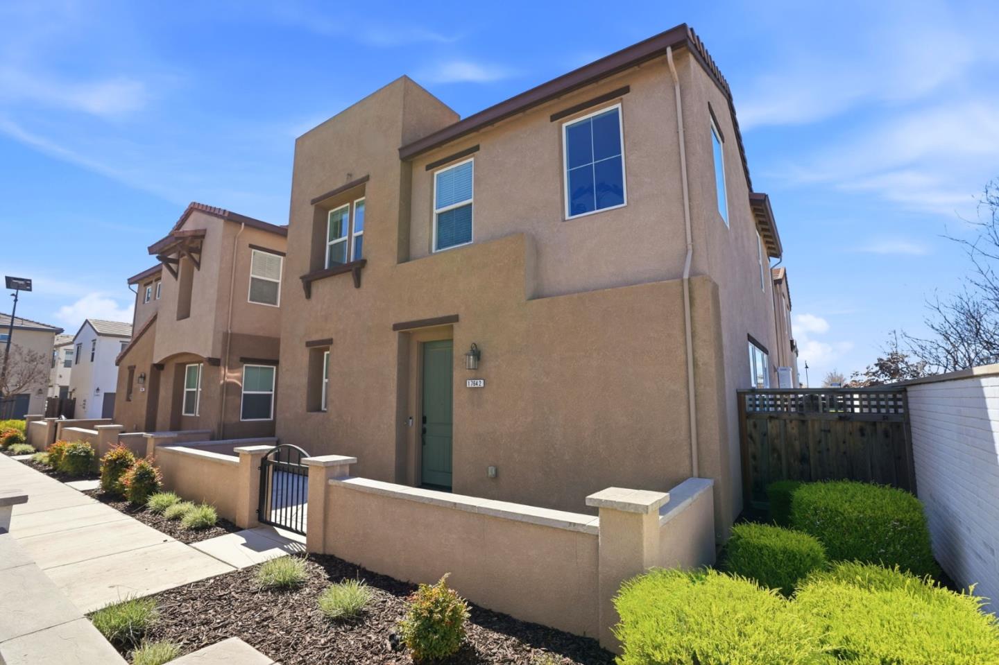 Detail Gallery Image 3 of 38 For 17642 Mystic Dr, Lathrop,  CA 95330 - 3 Beds | 3 Baths