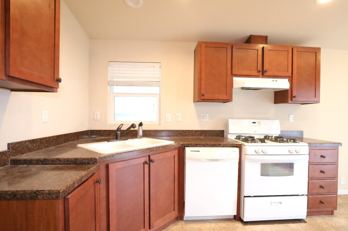 Detail Gallery Image 3 of 14 For 440 Moffett Blvd #3,  Mountain View,  CA 94043 - 2 Beds | 2 Baths