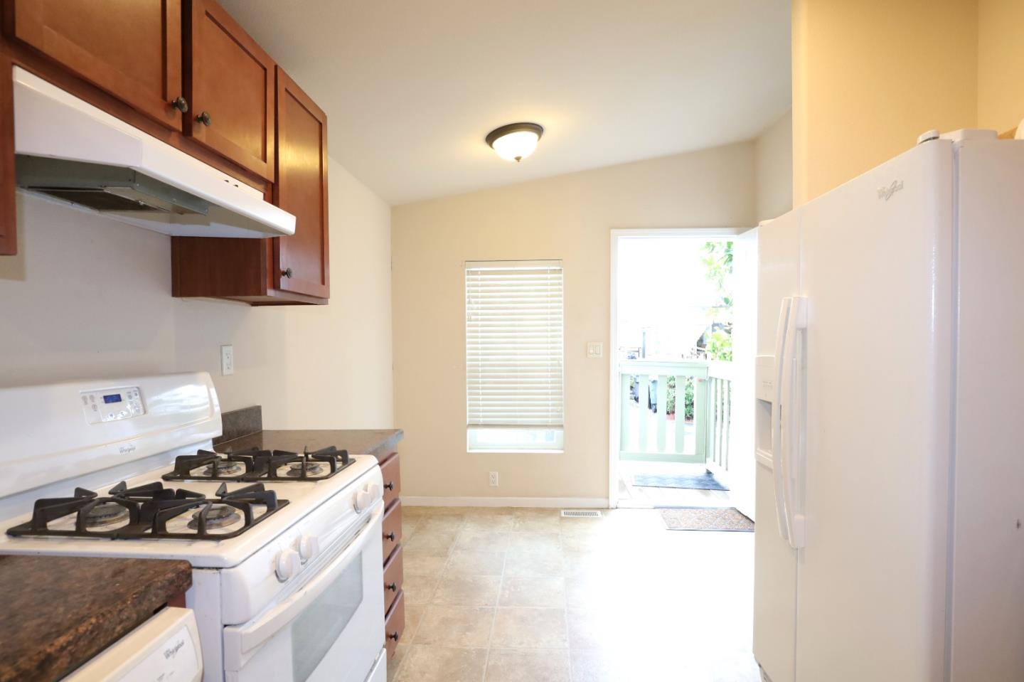 Detail Gallery Image 5 of 14 For 440 Moffett Blvd #3,  Mountain View,  CA 94043 - 2 Beds | 2 Baths