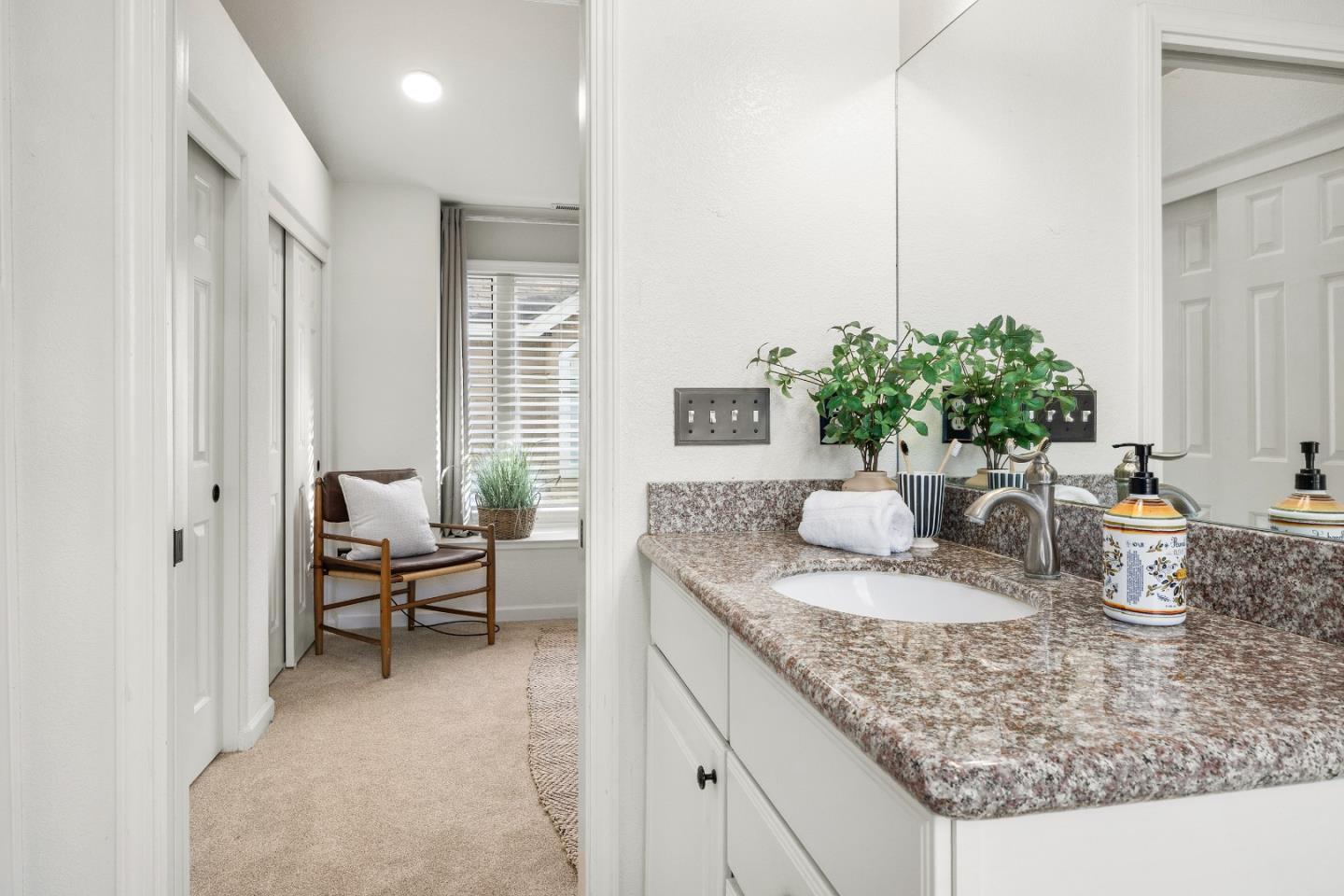 Detail Gallery Image 11 of 27 For 10 Mary Case Ln, Santa Cruz,  CA 95060 - 3 Beds | 2/1 Baths