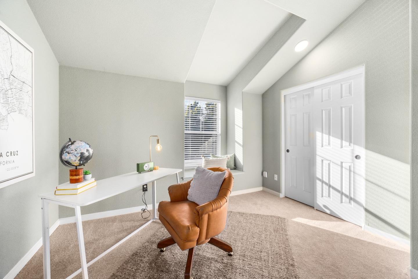 Detail Gallery Image 12 of 27 For 10 Mary Case Ln, Santa Cruz,  CA 95060 - 3 Beds | 2/1 Baths