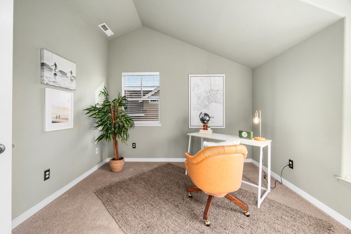 Detail Gallery Image 13 of 27 For 10 Mary Case Ln, Santa Cruz,  CA 95060 - 3 Beds | 2/1 Baths