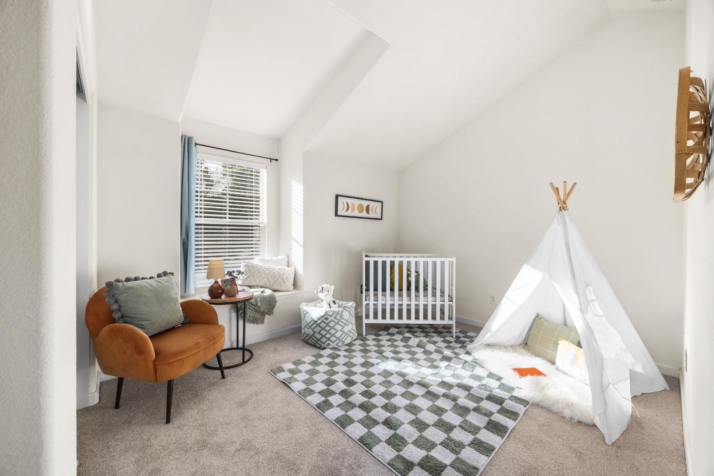 Detail Gallery Image 14 of 27 For 10 Mary Case Ln, Santa Cruz,  CA 95060 - 3 Beds | 2/1 Baths