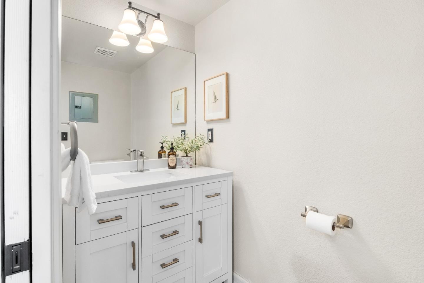 Detail Gallery Image 16 of 27 For 10 Mary Case Ln, Santa Cruz,  CA 95060 - 3 Beds | 2/1 Baths