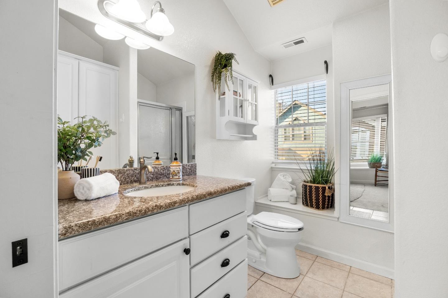 Detail Gallery Image 17 of 27 For 10 Mary Case Ln, Santa Cruz,  CA 95060 - 3 Beds | 2/1 Baths