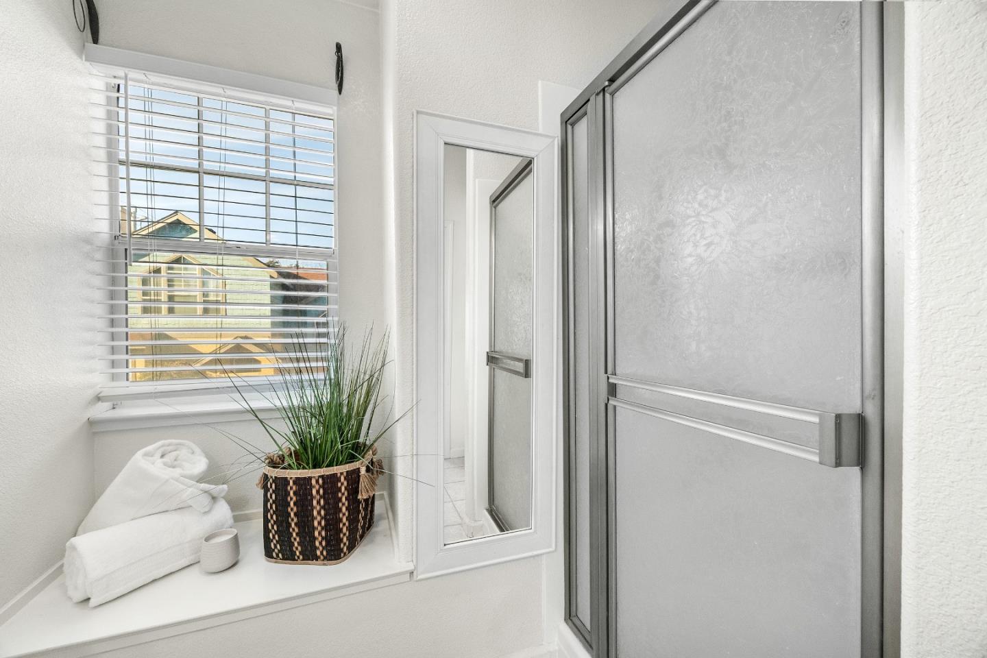 Detail Gallery Image 18 of 27 For 10 Mary Case Ln, Santa Cruz,  CA 95060 - 3 Beds | 2/1 Baths