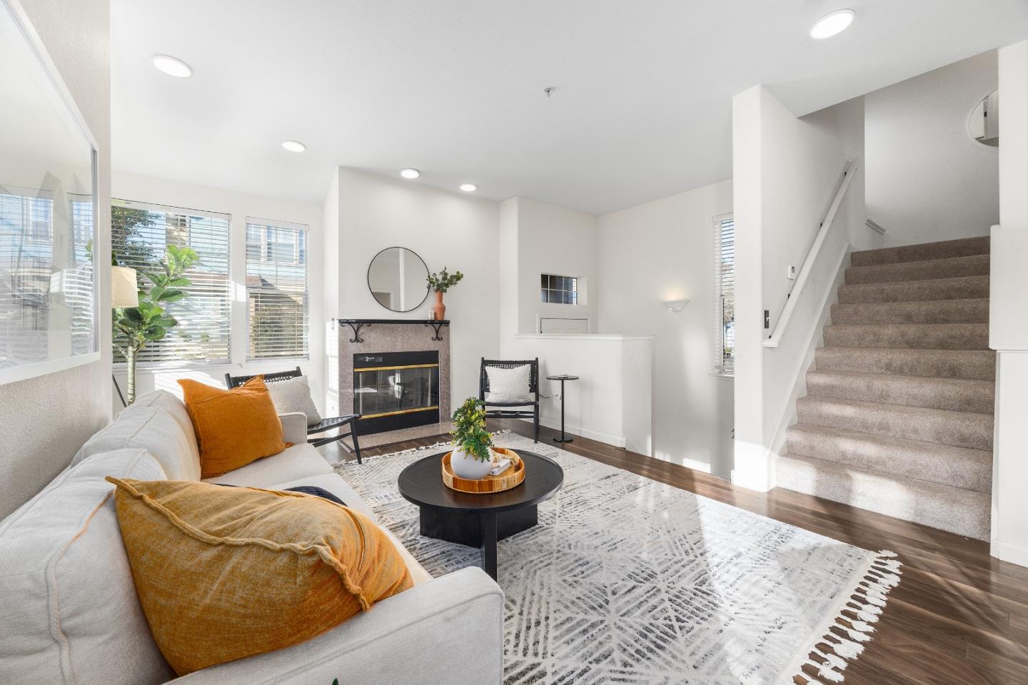 Detail Gallery Image 2 of 27 For 10 Mary Case Ln, Santa Cruz,  CA 95060 - 3 Beds | 2/1 Baths