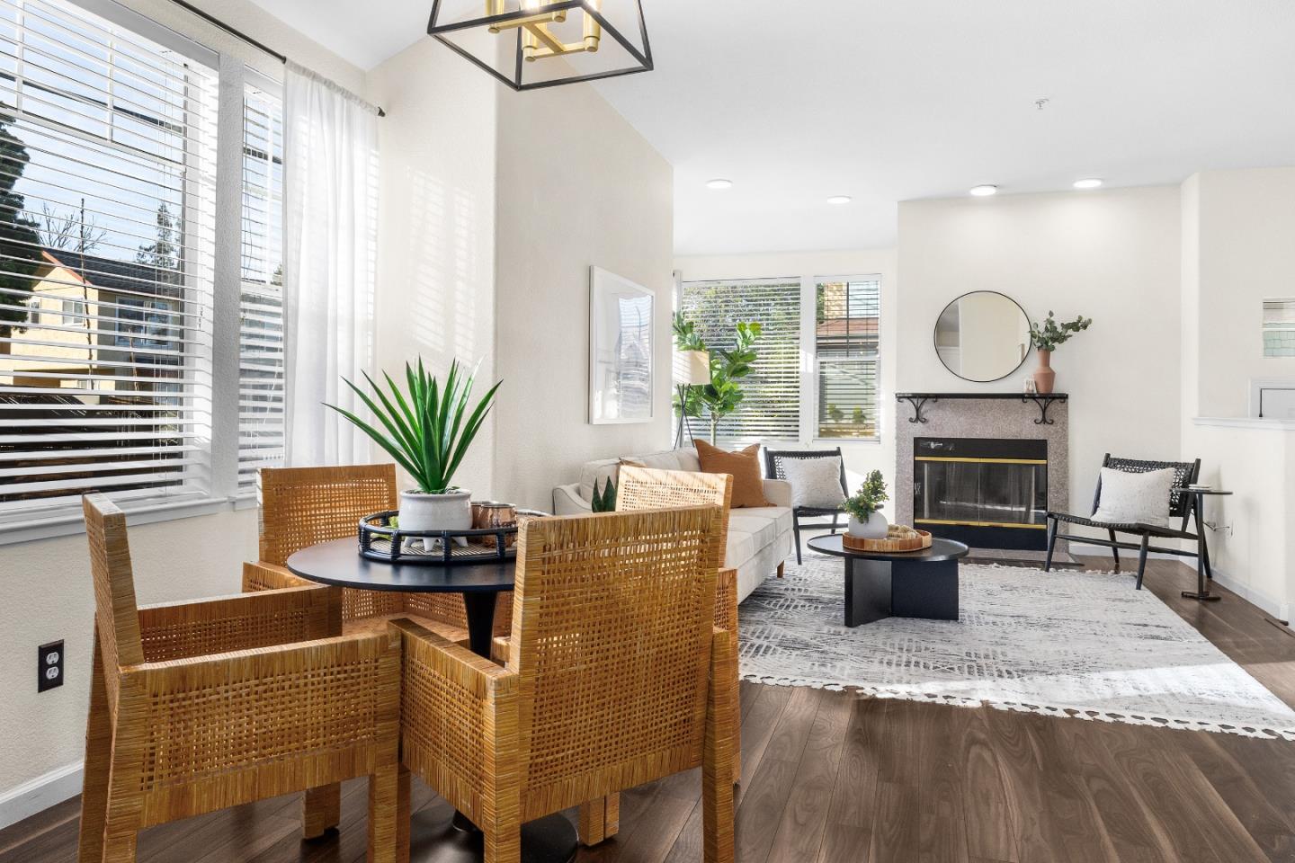 Detail Gallery Image 4 of 27 For 10 Mary Case Ln, Santa Cruz,  CA 95060 - 3 Beds | 2/1 Baths