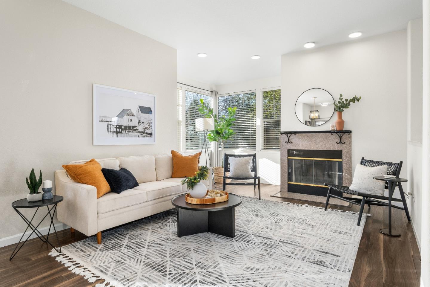 Detail Gallery Image 5 of 27 For 10 Mary Case Ln, Santa Cruz,  CA 95060 - 3 Beds | 2/1 Baths