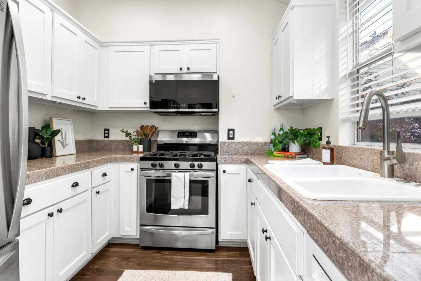 Detail Gallery Image 6 of 27 For 10 Mary Case Ln, Santa Cruz,  CA 95060 - 3 Beds | 2/1 Baths