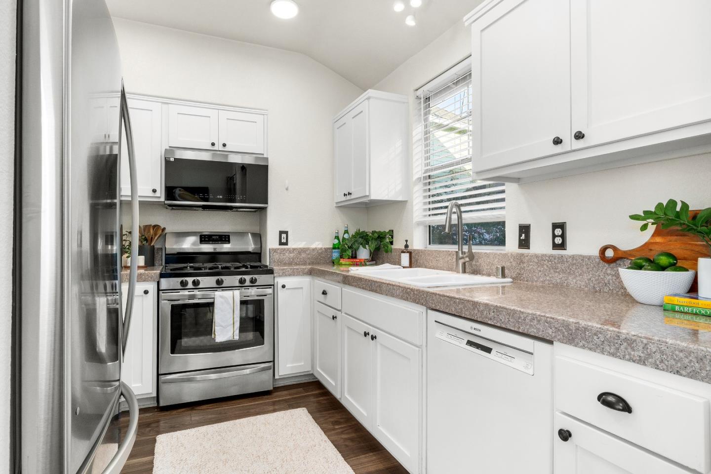 Detail Gallery Image 8 of 27 For 10 Mary Case Ln, Santa Cruz,  CA 95060 - 3 Beds | 2/1 Baths