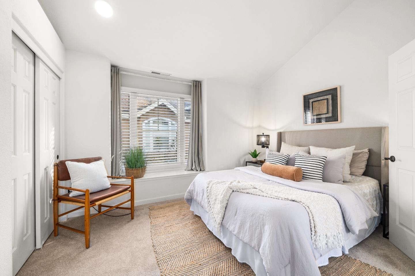 Detail Gallery Image 9 of 27 For 10 Mary Case Ln, Santa Cruz,  CA 95060 - 3 Beds | 2/1 Baths