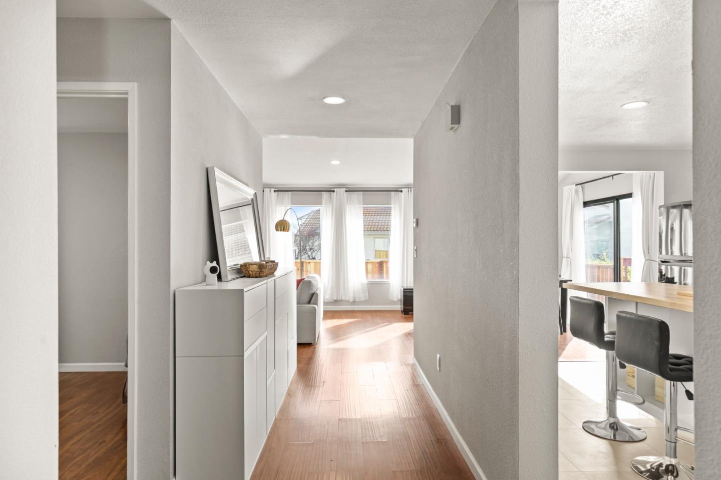 Detail Gallery Image 3 of 28 For 610 Skyway Dr, San Jose,  CA 95111 - 3 Beds | 3 Baths