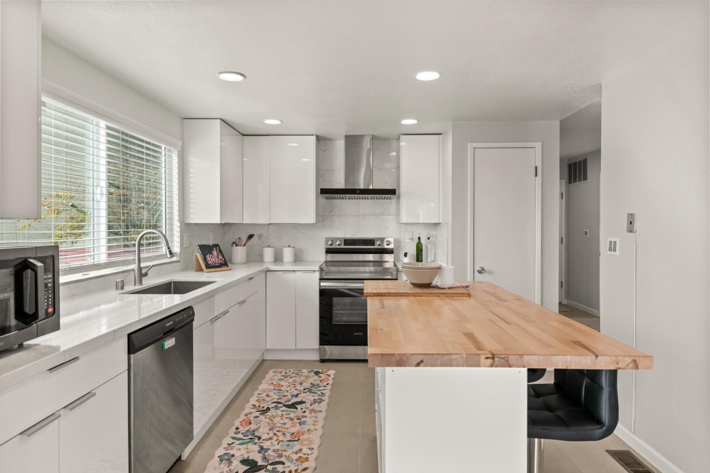 Detail Gallery Image 4 of 28 For 610 Skyway Dr, San Jose,  CA 95111 - 3 Beds | 3 Baths