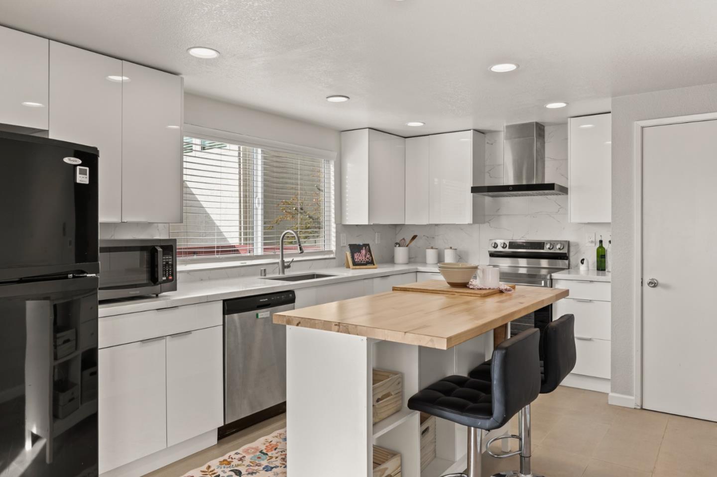 Detail Gallery Image 5 of 28 For 610 Skyway Dr, San Jose,  CA 95111 - 3 Beds | 3 Baths