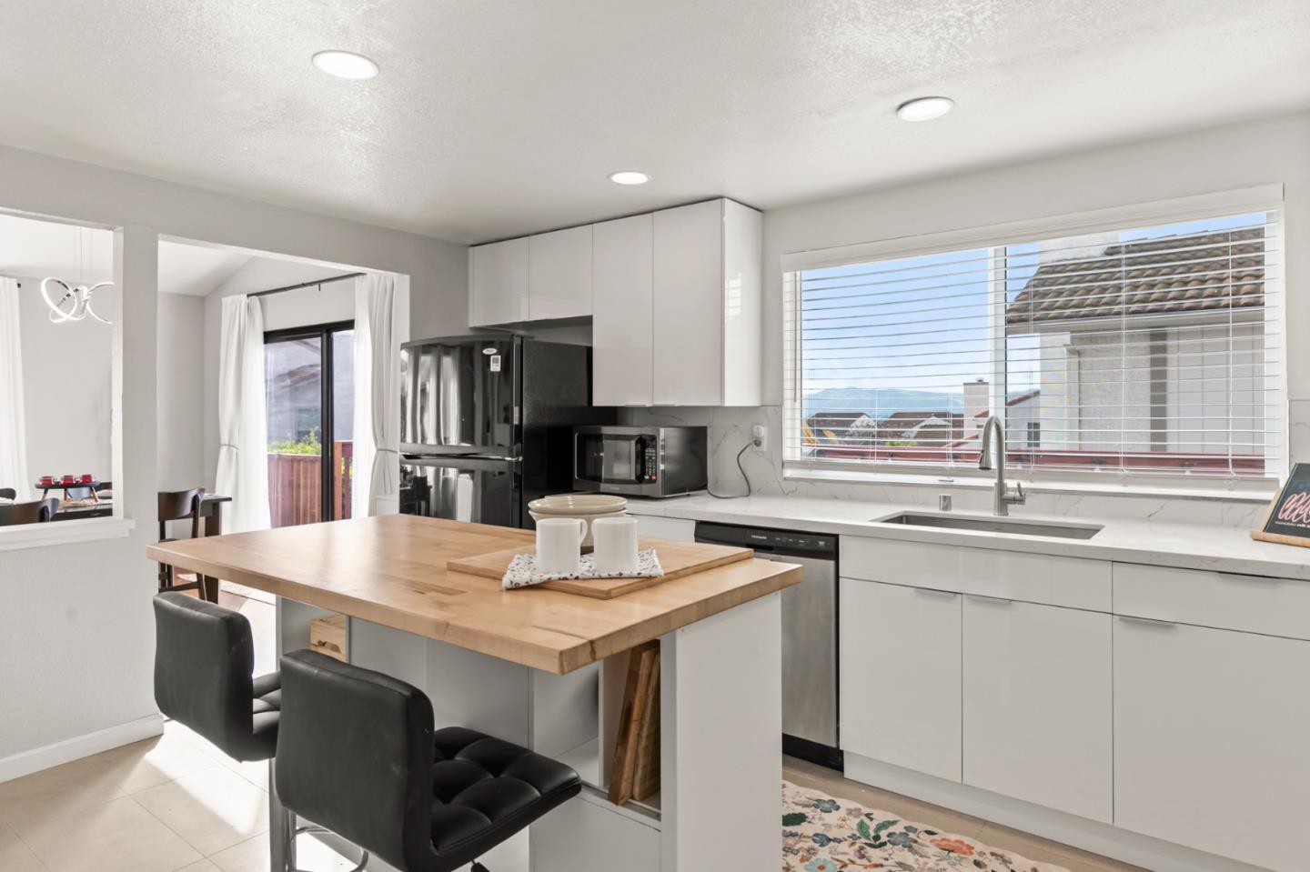 Detail Gallery Image 6 of 28 For 610 Skyway Dr, San Jose,  CA 95111 - 3 Beds | 3 Baths