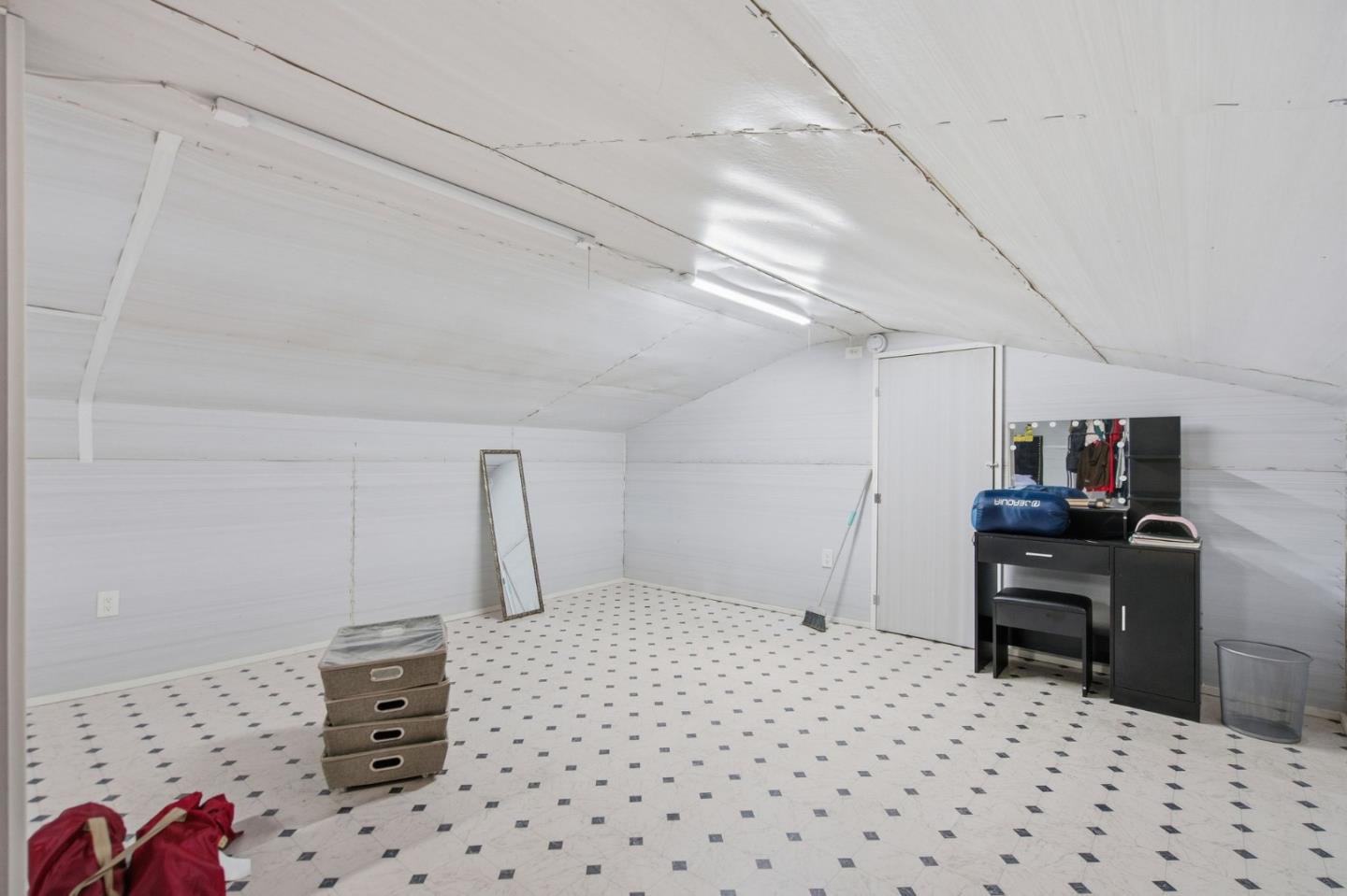 Detail Gallery Image 13 of 26 For 344 Buckeye St, Redwood City,  CA 94063 - 3 Beds | 3 Baths