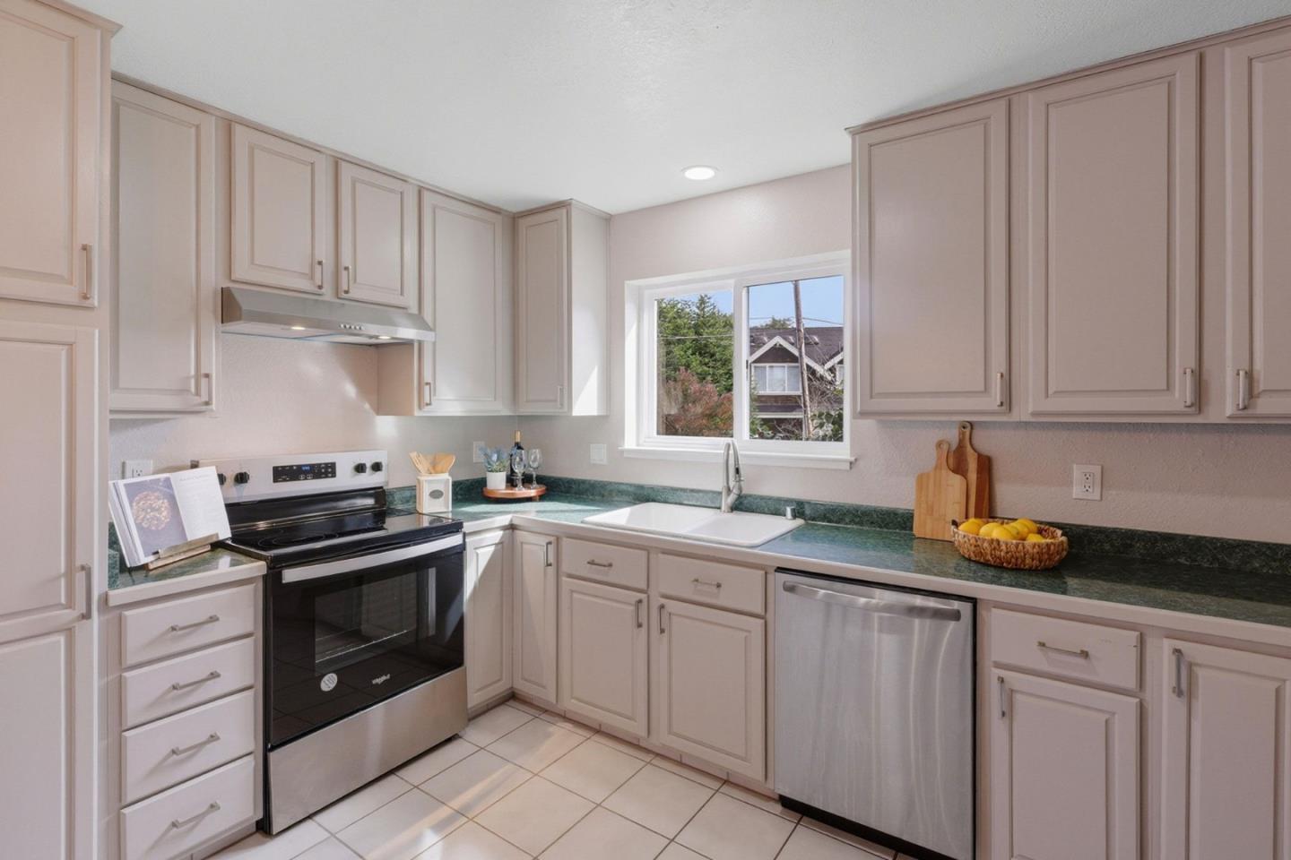 Detail Gallery Image 16 of 36 For 423 Montecito Ave, El Granada,  CA 94018 - 3 Beds | 2 Baths