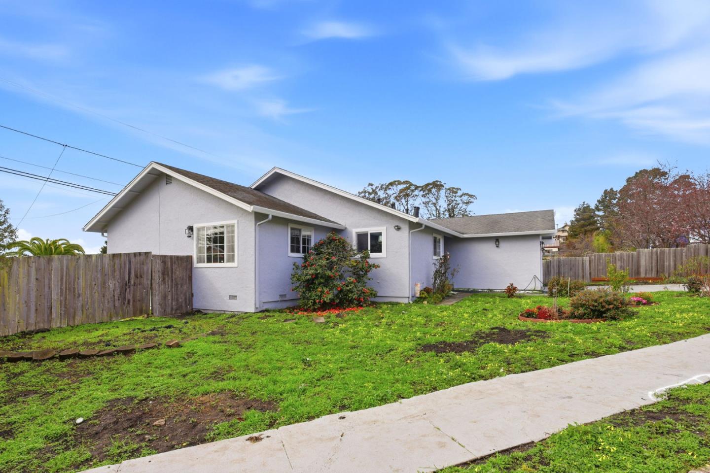 Detail Gallery Image 3 of 36 For 423 Montecito Ave, El Granada,  CA 94018 - 3 Beds | 2 Baths