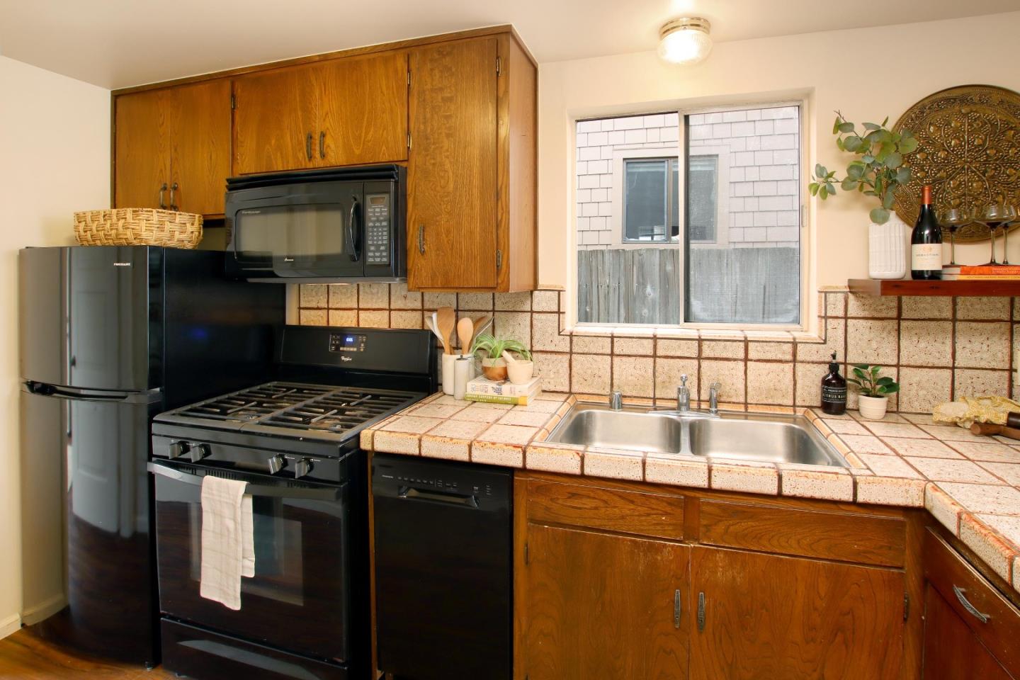 Detail Gallery Image 6 of 22 For 313 Cypress Ave, Santa Cruz,  CA 95062 - 2 Beds | 1/1 Baths