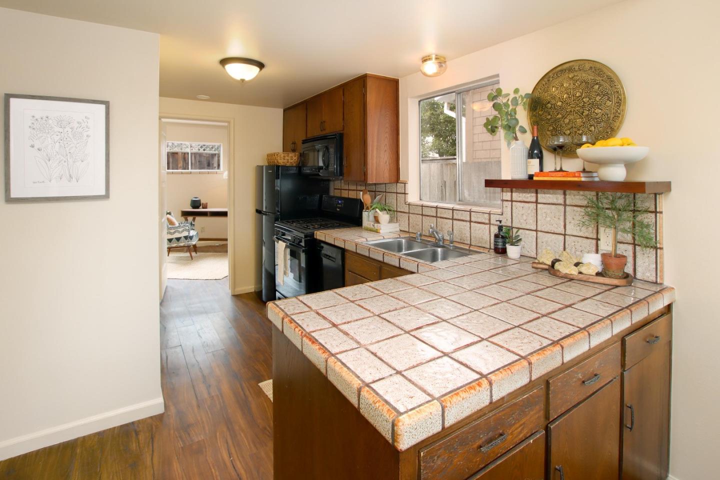 Detail Gallery Image 7 of 22 For 313 Cypress Ave, Santa Cruz,  CA 95062 - 2 Beds | 1/1 Baths