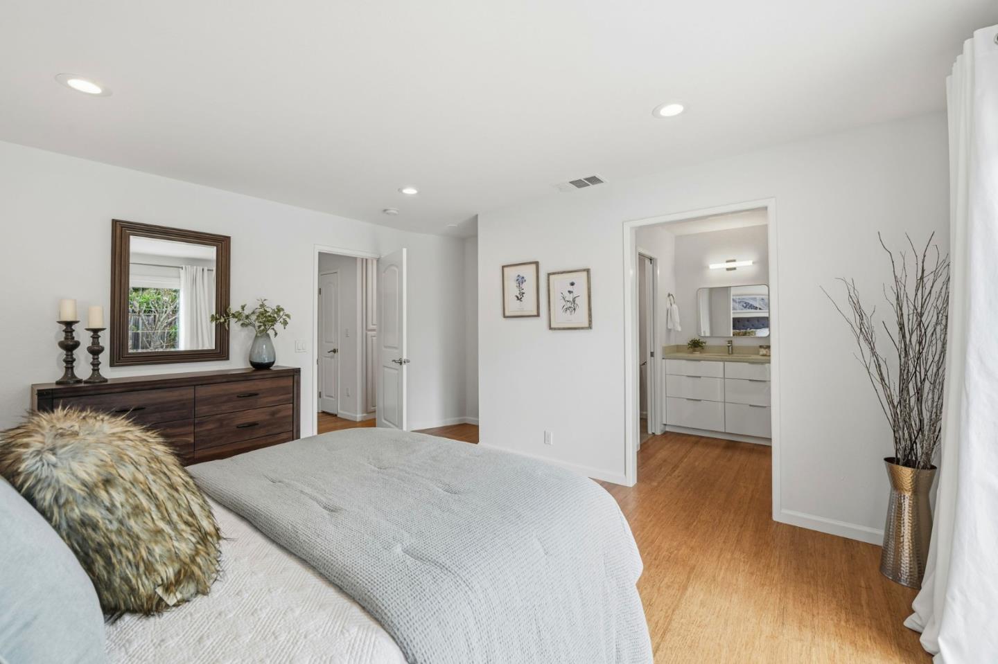 Detail Gallery Image 21 of 62 For 2784 Doverton Sq, Mountain View,  CA 94040 - 6 Beds | 4 Baths