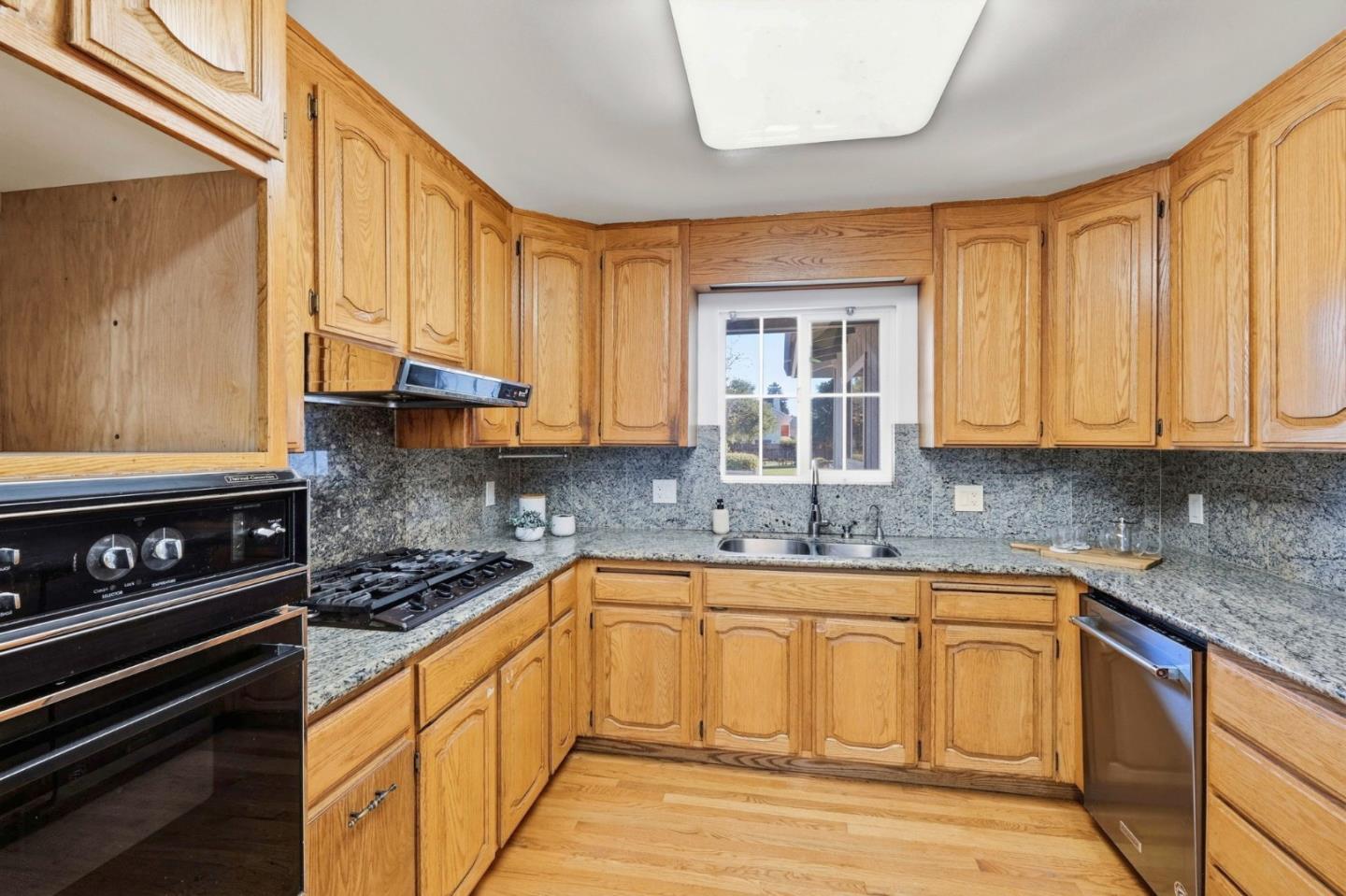 Detail Gallery Image 10 of 33 For 1245 Harper St, Santa Cruz,  CA 95062 - 4 Beds | 3 Baths