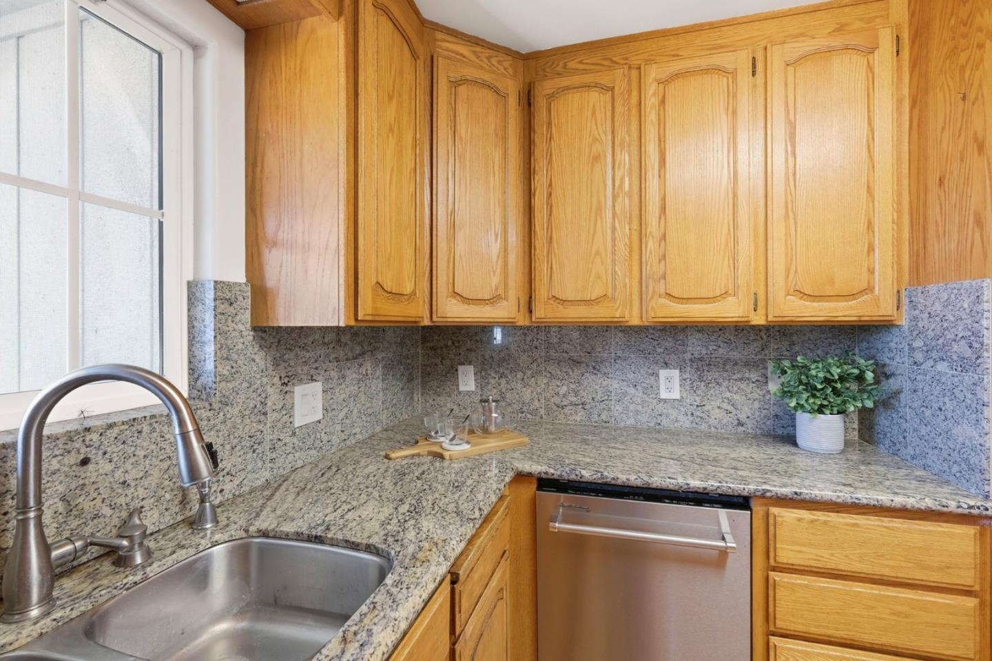 Detail Gallery Image 12 of 33 For 1245 Harper St, Santa Cruz,  CA 95062 - 4 Beds | 3 Baths