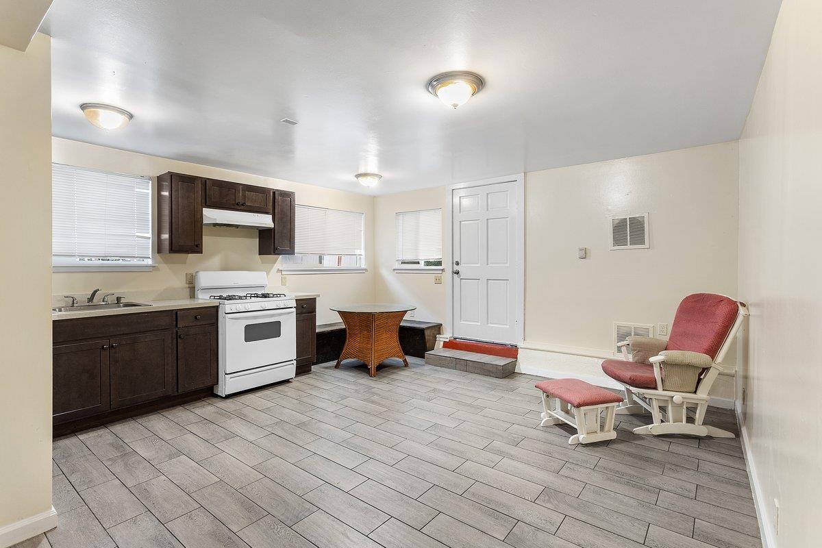 Detail Gallery Image 4 of 8 For 1809 W 38th Ave, Oakland,  CA 94601 - 3 Beds | 1 Baths