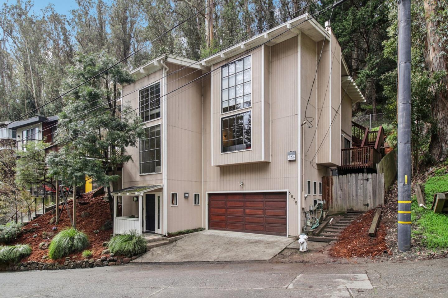 Detail Gallery Image 3 of 101 For 6875 the Turn, Oakland,  CA 94611 - 3 Beds | 2/1 Baths