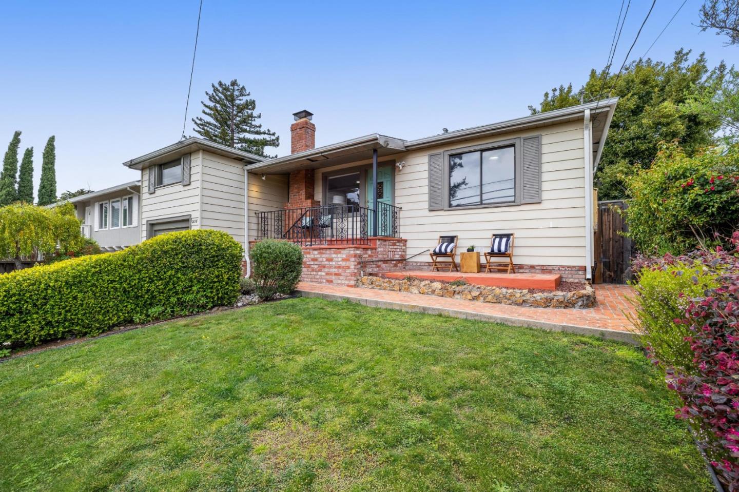 Detail Gallery Image 5 of 62 For 2018 Monroe Ave, Belmont,  CA 94002 - 3 Beds | 1 Baths