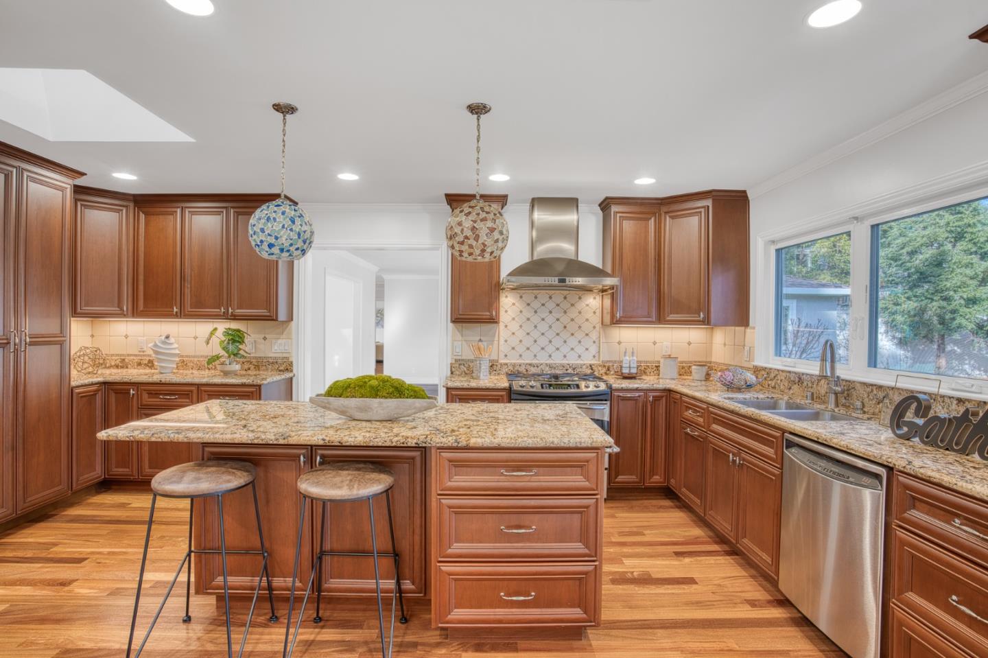 Detail Gallery Image 14 of 52 For 1065 Ray Ave, Los Altos,  CA 94022 - 3 Beds | 2/1 Baths