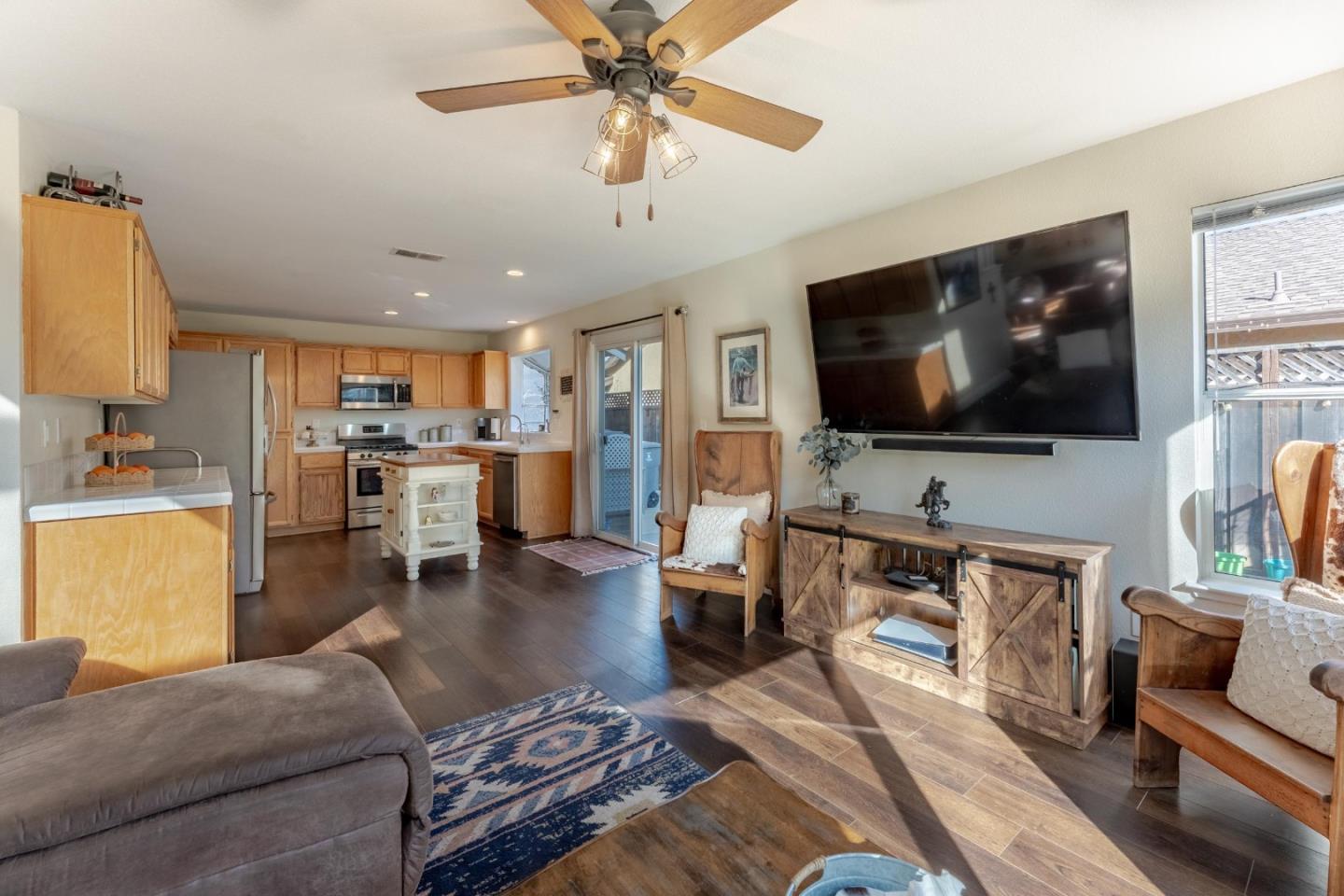 Detail Gallery Image 11 of 42 For 724 Wisteria Dr, Gilroy,  CA 95020 - 4 Beds | 2/1 Baths