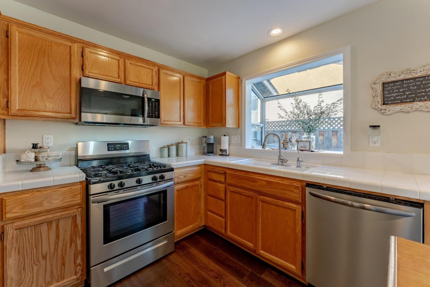 Detail Gallery Image 13 of 42 For 724 Wisteria Dr, Gilroy,  CA 95020 - 4 Beds | 2/1 Baths