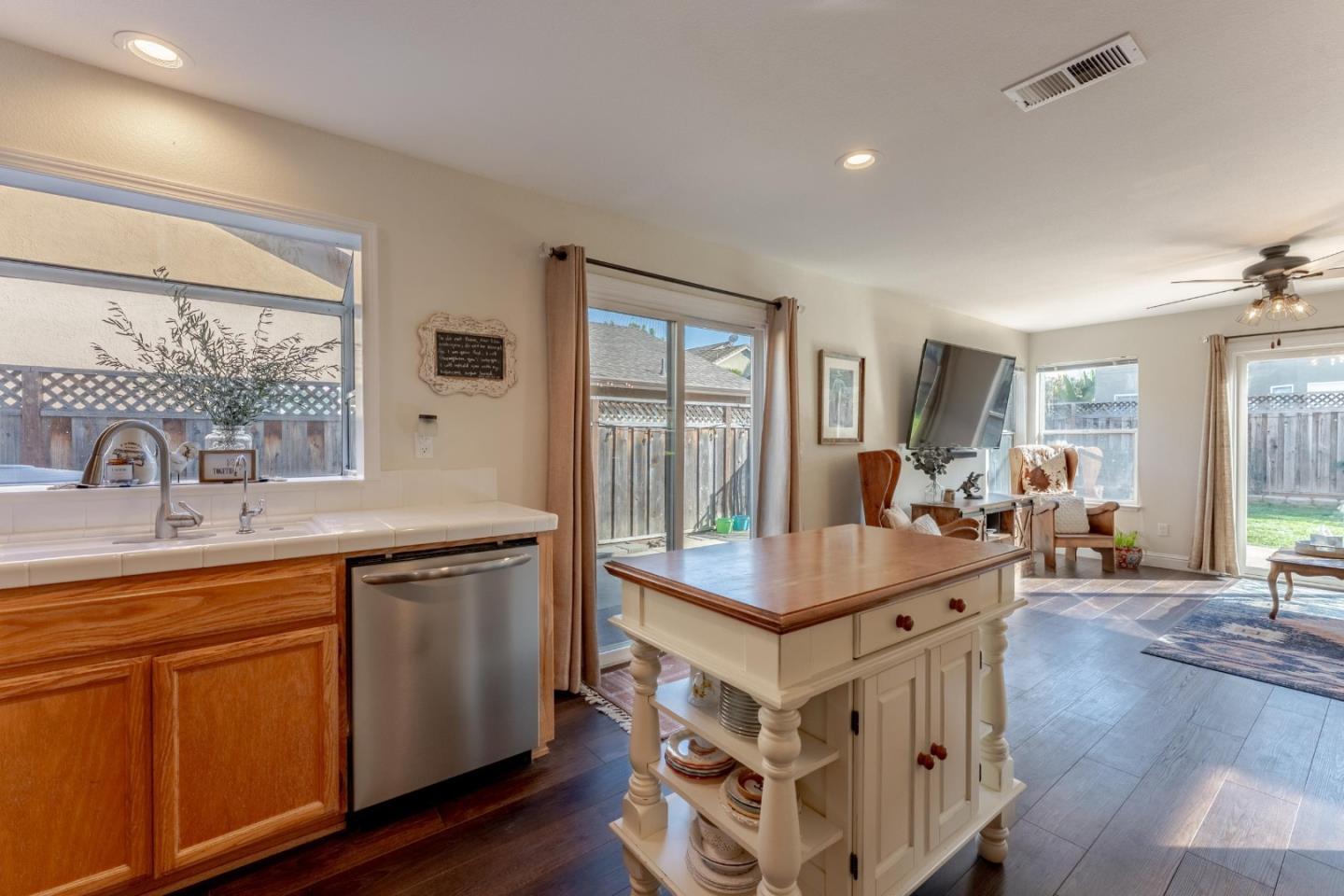 Detail Gallery Image 15 of 42 For 724 Wisteria Dr, Gilroy,  CA 95020 - 4 Beds | 2/1 Baths