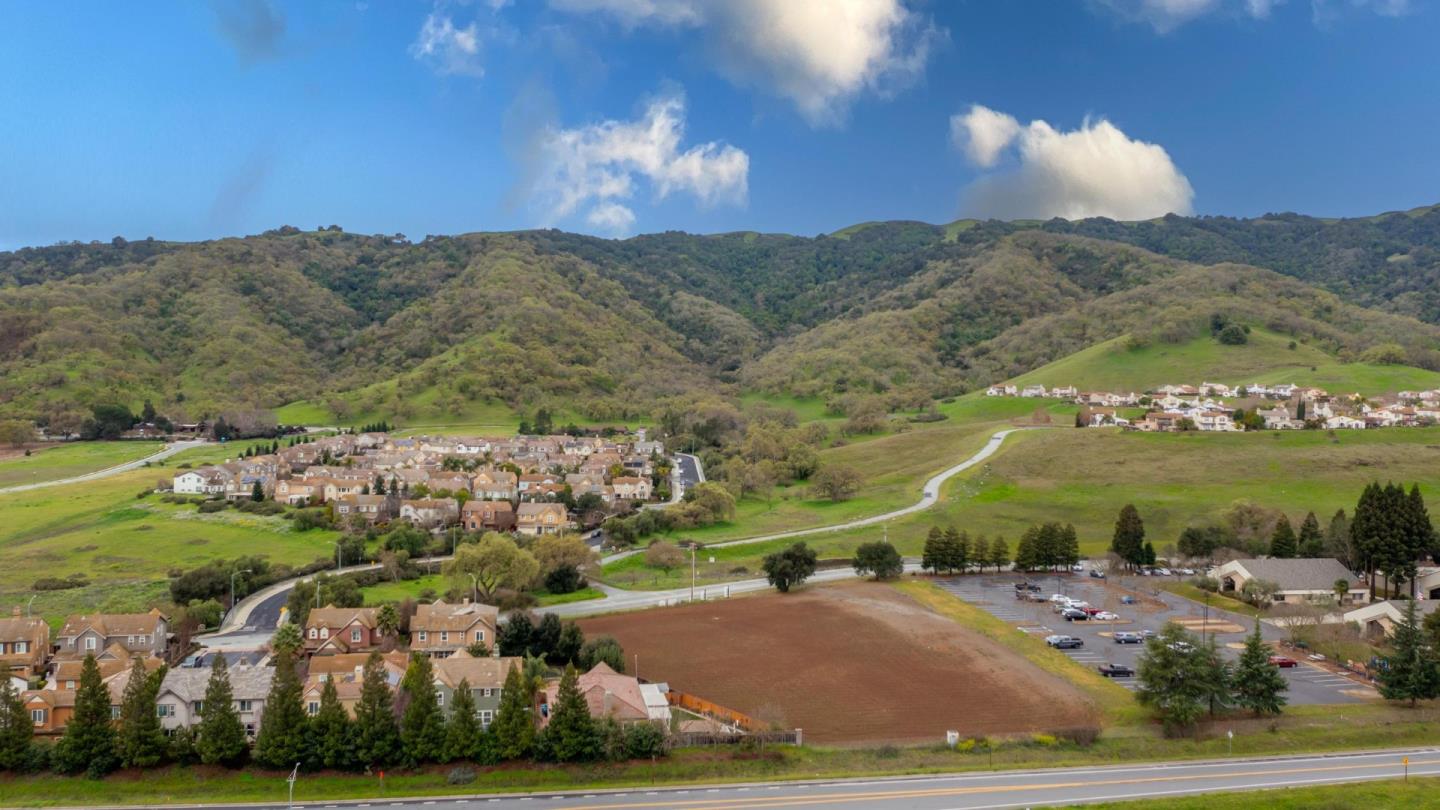 Detail Gallery Image 37 of 42 For 724 Wisteria Dr, Gilroy,  CA 95020 - 4 Beds | 2/1 Baths