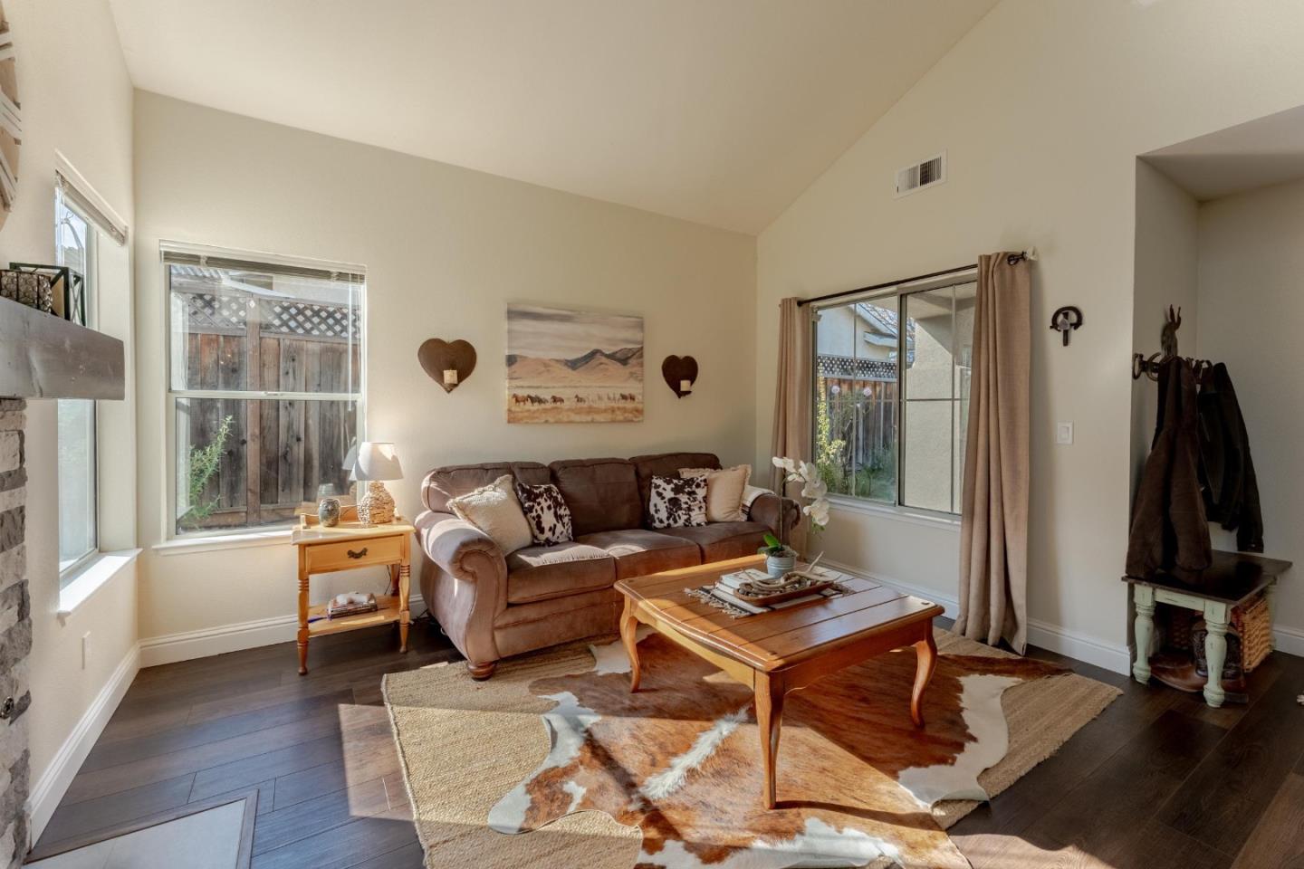 Detail Gallery Image 8 of 42 For 724 Wisteria Dr, Gilroy,  CA 95020 - 4 Beds | 2/1 Baths