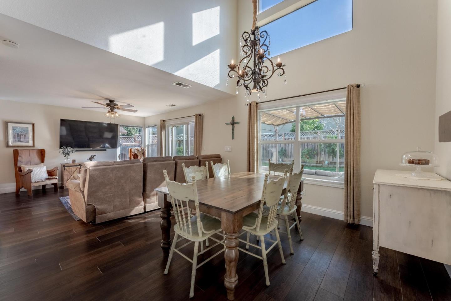 Detail Gallery Image 9 of 42 For 724 Wisteria Dr, Gilroy,  CA 95020 - 4 Beds | 2/1 Baths